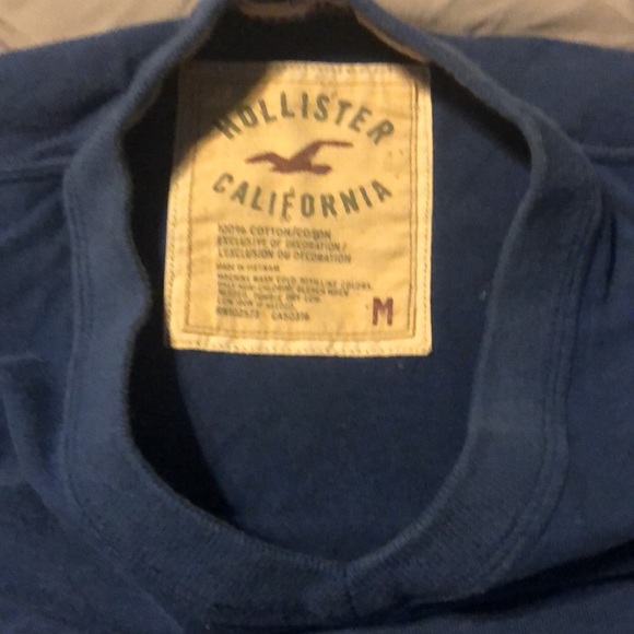 Hollister v neck t-shirt - Picture 2 of 3